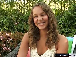 Баристата с къдрава коса Габриела Лопес безплатно видео порно се чука както трябва на работното си място