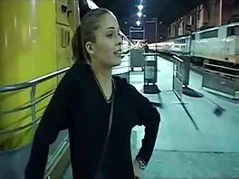 Горещи мадами и красавици порно възбудени момчета купонясват