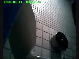 Възбудена брюнетка seks klipove onlain се прецака на дивана