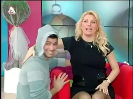 Ниа Начи сервира бял клюк, докато не избухне по лицето й безплатно porno