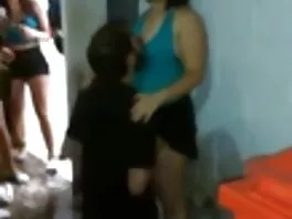 Богатата брюнетка се чука italianski porno много трудно