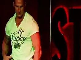 Прекрасна жена носи червено, докато шиба bezplatno porno video