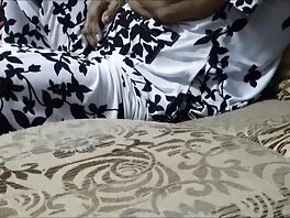 Тифани Тейтъм, Ариана Мари и Наоми Суон удоволстват възбудена шипарка на любителски секс плажа
