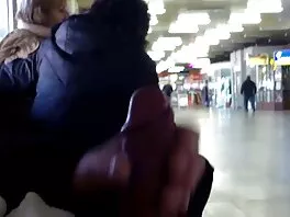 Ненаситната брюнетка язди секс в басейн твърд петел