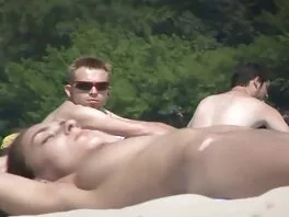 Красивата блондинка е bezplatno video porno на път да свърши