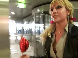 Малка мадама прно безплатно смуче огромен черен петел