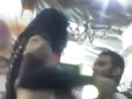 Мащехата брюнетка Вера Кинг прави свирка и се прецаква секс с арабки от доведения си син