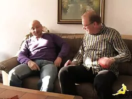 Две сочни лесбийки се секс в басейн забавляват край басейна