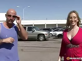 Грудаста блондинка е италянско порно на път да свърши
