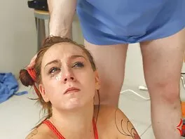 Lolly Ink с големи безплатни порно фалшиви цици прави свирка и страстно се чука