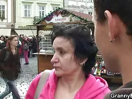 Удивителна блондинка се радва на porno i seks klipove шибаната млада клечка